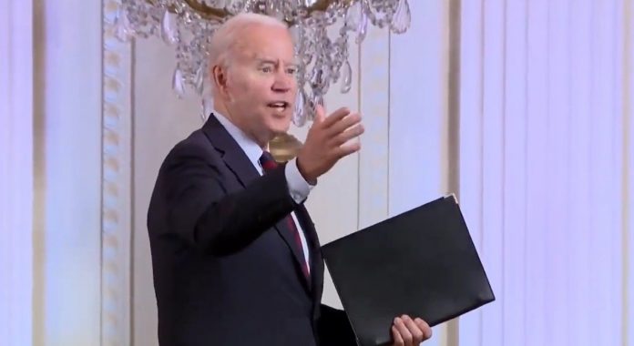 biden-mumbles-as-he-signs-executive-order-‘advancing-lgbtqi+-equality’-at-reception-for-pride-month-(video)