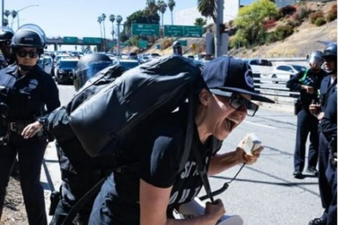 fuller-house-actress-jodie-sweetin-joins-antifa-protesters-blocking-highway-in-la,-gets-shoved-to-ground-by-police-while-refusing-to-comply(-video)