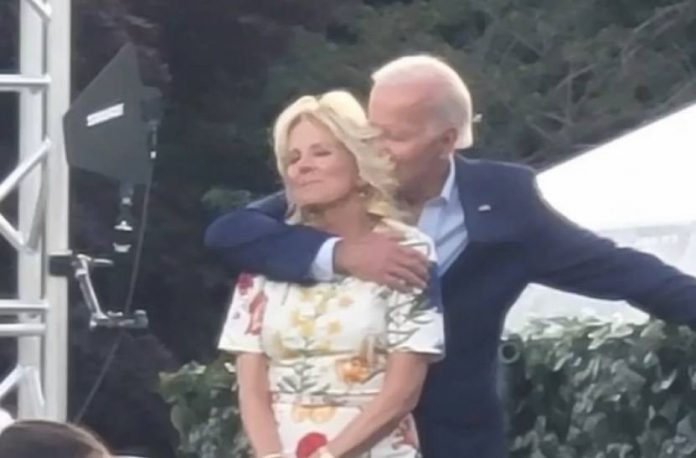 jill-biden-reminds-joe-biden-to-say-“god-bless-america”-at-4th-of-july-celebration–-joe-sniffs-her-hair-in-return-(video)