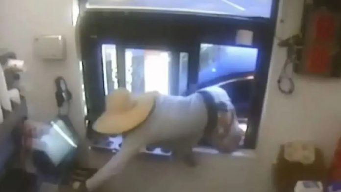 orlando-police-searching-for-armed-robber-who-climbed-through-wendy’s-drive-thru-window-to-steal-cash-drawer-(video)