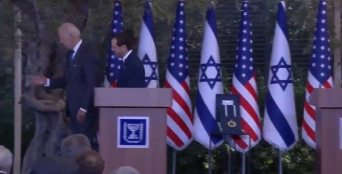 joe-biden-turns-to-shake-hands-with-air-after-receiving-israeli-presidential-medal-of-honor-(video)