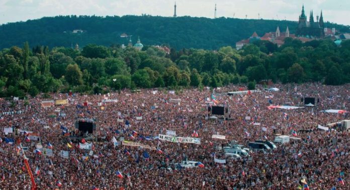 10s-of-thousands-protest-in-prague-against-skyrocketing-energy-prices-and-globalism–-prime-minister-calls-them-pro-russian-extremists