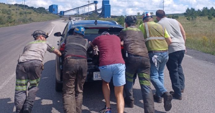 images:-5-coal-miners-push-tourists’-dead-electric-car-to-charge-up-at-coal-mine