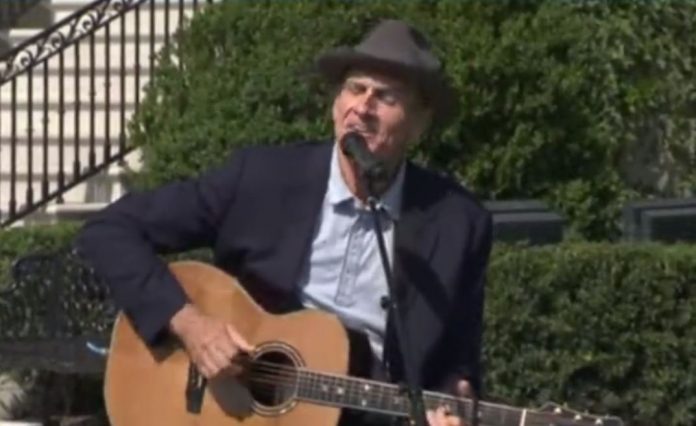 james-taylor-sings-“fire-and-rain”-at-white-house-about-addiction-and-suicide-before-joe-biden’s-speech-on-united-states-economy-as-stock-market-plunges-1,200-points