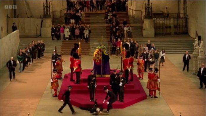 captured-on-camera:-royal-guard-faints-and-face-plants-during-vigil-at-queen’s-coffin-(video)