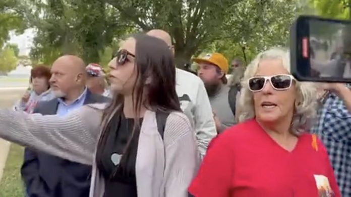 “f-*-ck-ashli-babbit!”–-sick-psycho-protester-stalks-and-screams-at-ashli-babbitt’s-mother-at-solidarity-rally-(video)