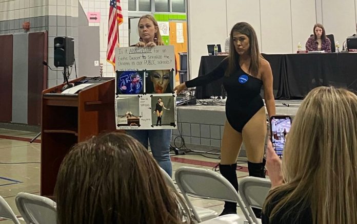 annoyed-mother-dresses-as-a-drag-queen-during-school-board-meeting-to-protest-and-demonstrate-how-inappropriate-the-outfit-was-for-kids-(video)