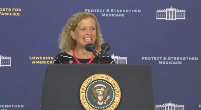 democrat-debbie-wasserman-schultz-introduces-biden-in-florida:-come-on-people,-let’s-wake-up!-we-got-the-president-in-your-house!-(video)