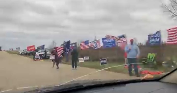 “let’s-go-brandon!”–-trump-supporters-troll-joe-biden-as-he-arrives-in-joliet,-illinois-(video)