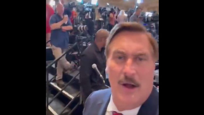 mike-lindell-confronted-the-fake-news-media-at-president-trump’s-mar-a-lago-announcement-(video)