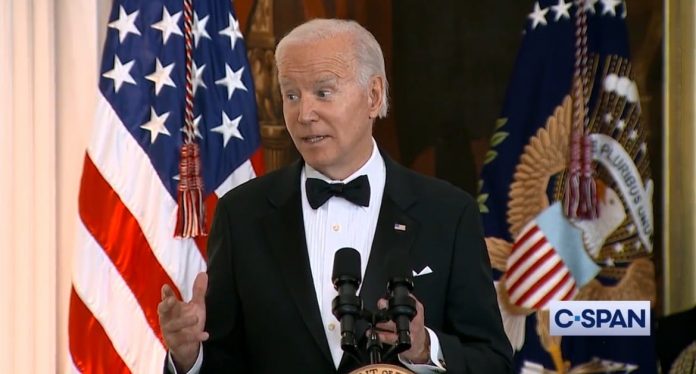 joe-biden-as-he-honors-u2-at-white-house-reception:-“150-albums-sold!-amongst-one-of-the-most-ever!”-(video)