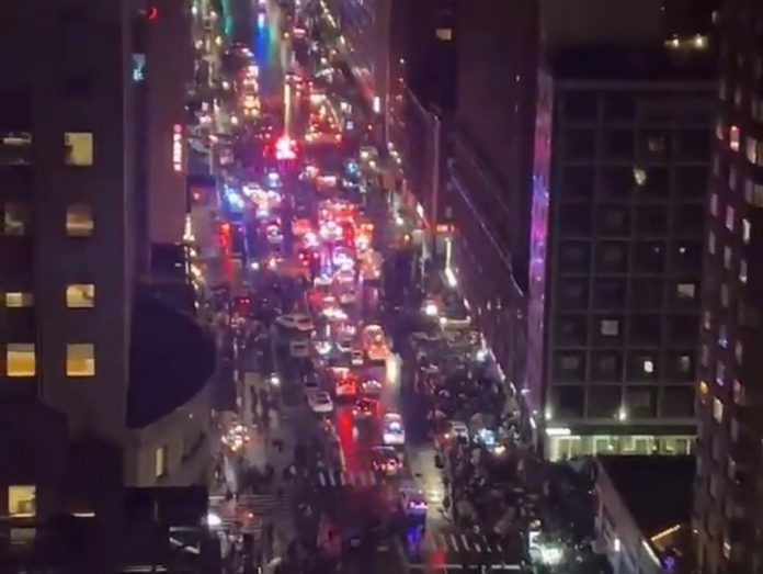 developing:-nypd-officer-stabbed-in-the-head-near-times-square-amid-new-year’s-eve-celebrations–-suspect-shot-by-police