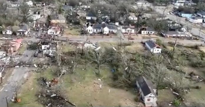 twisters-rip-through-southeastern-states,-a-minimum-of-8-killed-(video)