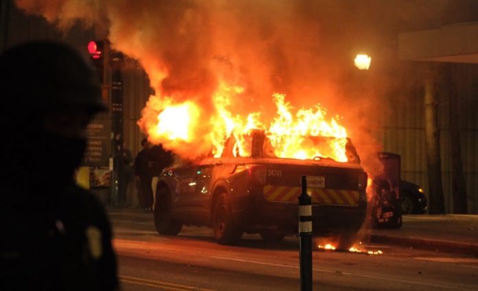 developing:-‘revenge’-riot-erupts-in-atlanta:-antifa-militants-destroy-businesses,-light-cop-car-on-fire-after-fellow-comrade-killed-by-police-(video)