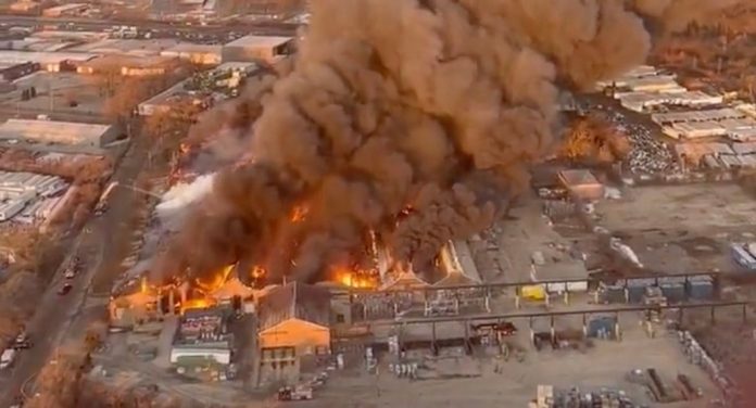 enormous-fire-completely-destroys-manufacturing-facility-and-warehouse-in-chicago-(video)