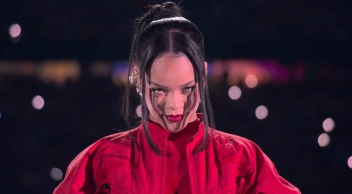 rihanna’s-super-bowl-halftime-show-performance-a-total-flop-(video)