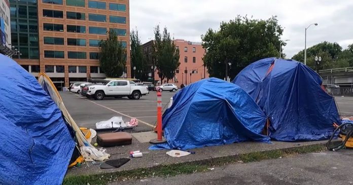 oregon-considers-bill-that-would-give-homeless-people-$1,000-a-month–-no-strings-attached