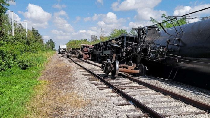 another-train-derailment:-train-carrying-30,000-gallons-of-propane-derails-near-florida-airport-(video)