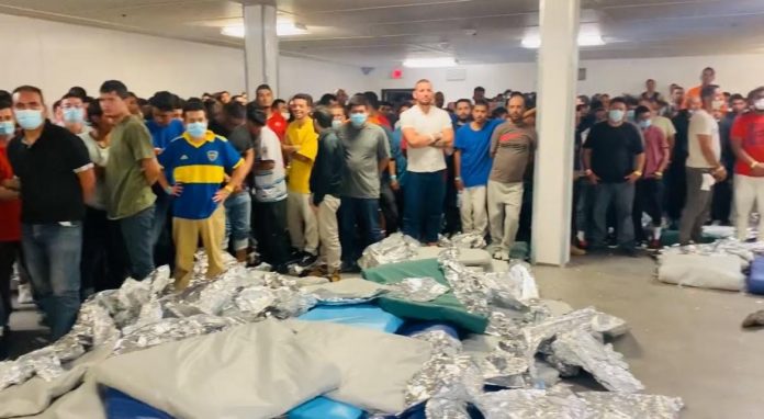 migrant-processing-center-in-el-paso-packed-with-illegal-aliens–-nearly-all-are-military-age-males-(video)