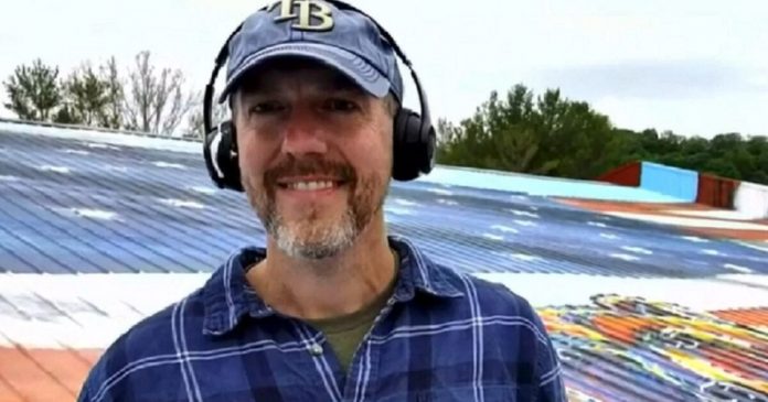 hardware-store-owner-shows-off-patriotism-by-having-massive-american-flag-mural-painted-on-roof