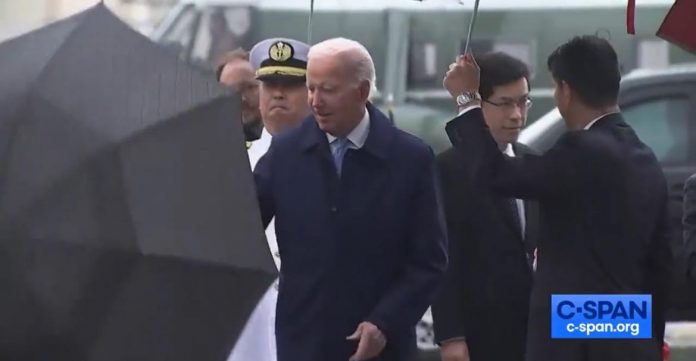 view:-biden-struggles-to-open-his-umbrella-after-he-arrives-in-japan-for-g7-summit