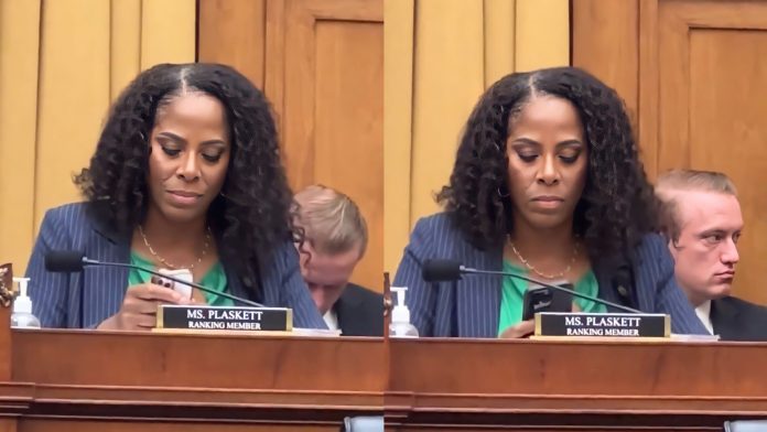 critics-accuse-democrat-stacey-plaskett-of-“dereliction-of-duty”-after-she-was-caught-using-phones-during-weaponization-of-government-hearing-(video)