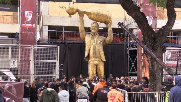 excellent-balls-of-fire:-uproar-after-26-foot-statue-honoring-soccer-great-has-giant-bulge