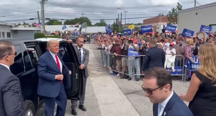 another-massive-crowd-comes-out-to-greet-president-trump-in-new-hampshire-(video)