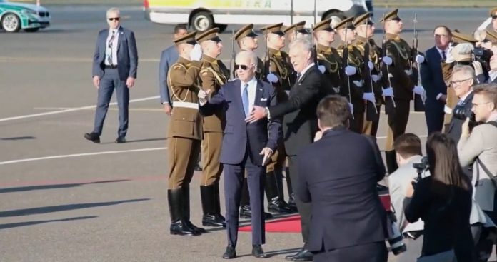 he’s-shot:-a-confused-joe-biden-arrives-in-lithuania-for-nato-summit-(video)