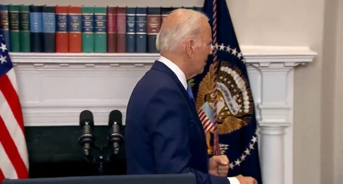 weak-joe-biden-clenches-his-fists,-shuffles-away-after-speech-on-artificial-intelligence-(video)