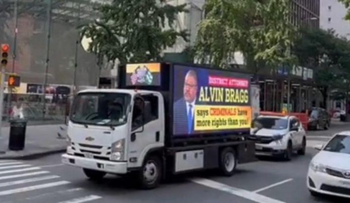 “alvin-bragg-says-criminals-have-more-rights-than-you!”–-nyc-police-union-blasts-bragg-with-billboard-truck-after-he-indicts-cop-(video)