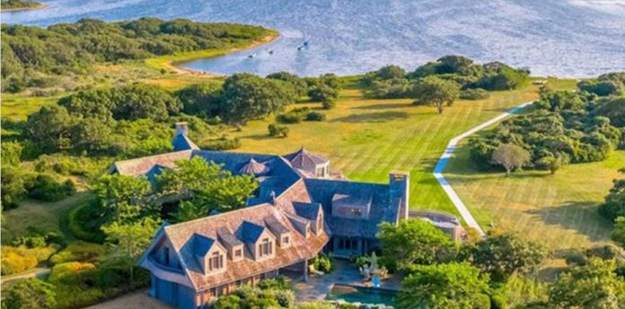 scuba-divers-discover-body-of-43-year-old-black-paddle-boarder-in-pond-on-obama’s-martha’s-vineyard-mansion–-911-call-came-from-obama-residence!