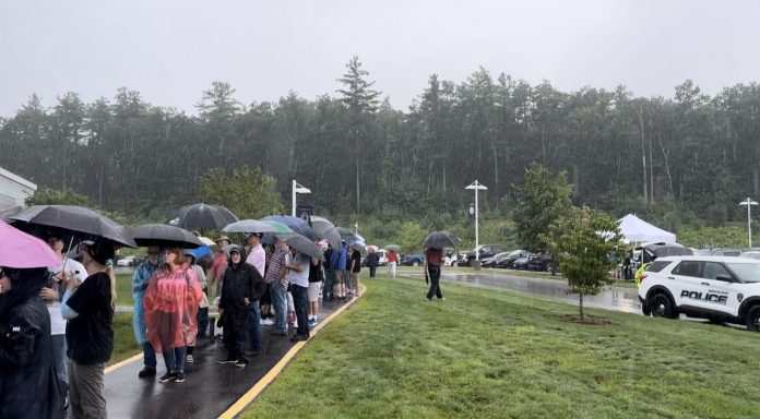 enjoy-live:-thousands-turn-out-in-pouring-rain-to-see-president-trump-deliver-remarks-in-new-hampshire-on-one-year-anniversary-of-biden’s-mar-a-lago-raid