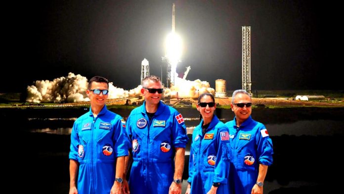 peace-in-space:-spacex-rocket-takes-4-astronauts-to-iss,-including-an-american-and-a-russian