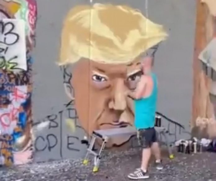 view:-popular-atlanta-muralist-paints-giant-mural-of-trump’s-mugshot