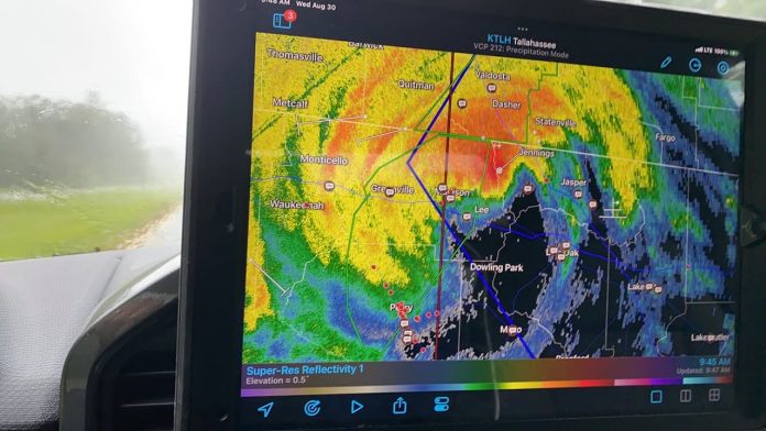 view-live:-hurricane-idalia-coverage-with-storm-chasers-in-the-eye