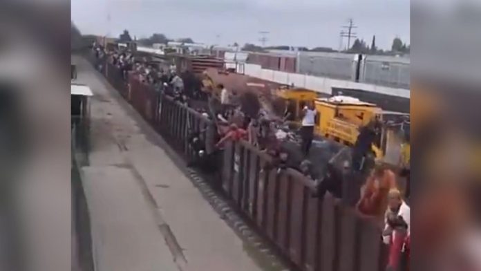 sensational-videos-from-mexico-of-open-train-cars-taking-hordes-of-migrants-to-biden’s-open-united-states-border