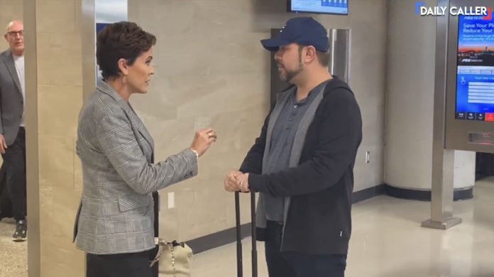 impressive:-“i’m-going-to-beat-you,-and-we’re-going-to-save-arizona”–-kari-lake-confronts-2024-senate-opponent-rep-ruben-gallego-at-airport,-wipes-the-floor-with-him-after-he-invites-her-to-chat-(video)