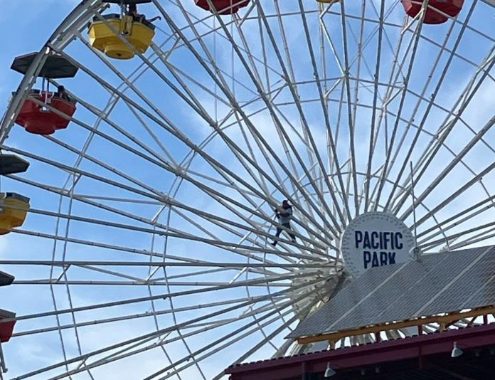 developing:-man-claiming-to-have-bomb-climbs-ferris-wheel-at-santa-monica-pier-(video)