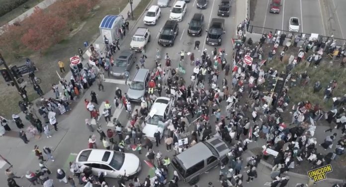 woke-mn-city-council-candidate-whips-up-pro-palestine-mob,-blocks-highway,-swarms-elderly-driver-in-minneapolis,-chases-him-down-(video)