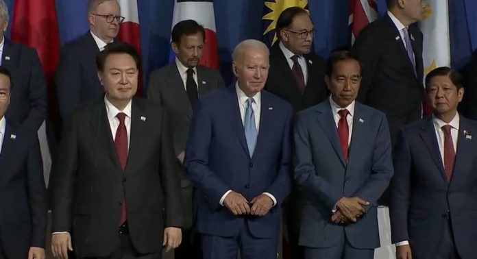 he’s-shot:-biden-looks-around-confused-as-he-stands-next-to-world-leaders-at-apec-summit-(video)