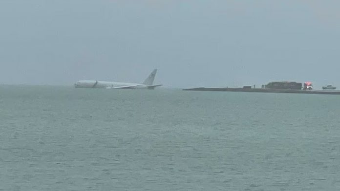 big-military-aircraft-crashes-into-hawaiian-bay-after-runway-overshoot–-all-nine-onboard-survive