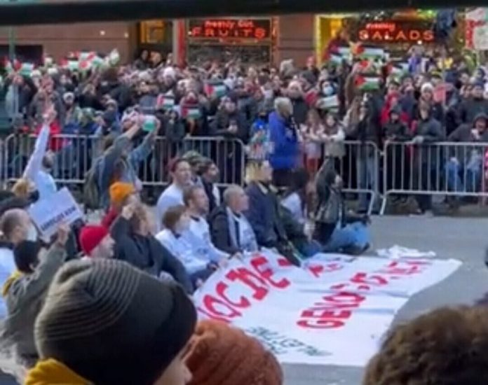 pro-hamas-protesters-block-macy’s-thanksgiving-day-parade-(video)