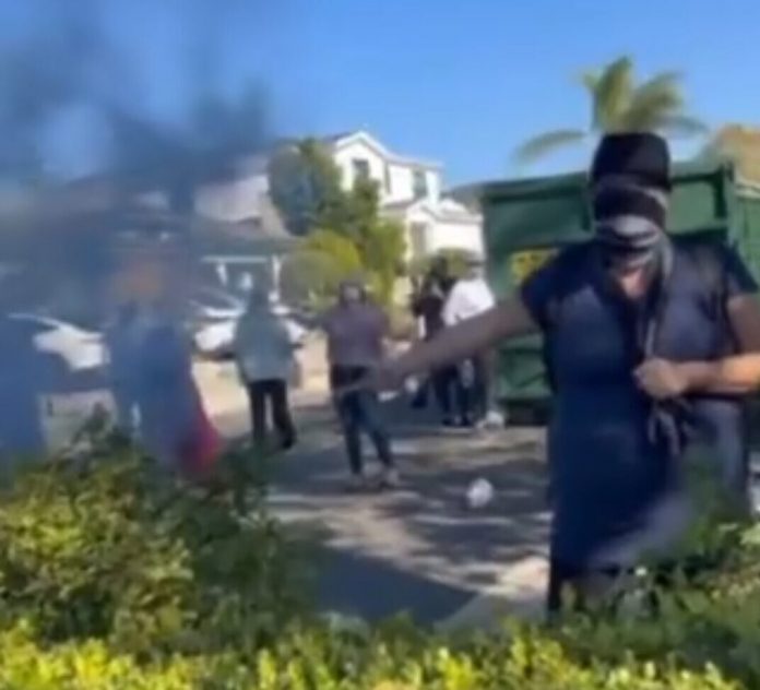 “f-**-k-ur-holiday!”:-pro-hamas-thugs-target-home-of-aipac-president-with-smoke-bombs-in-thanksgiving-day-protest-(video)