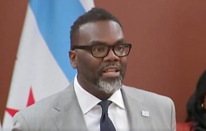 chicago-mayor-brandon-johnson-accuses-tx-governor-abbott-of-‘attacking-our-country’-for-sending-illegal-border-crossers-to-the-city-(video)