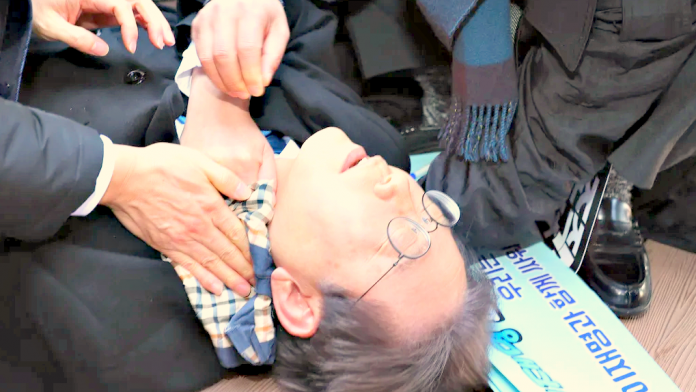 shock-video:-south-korean-opposition-party-leader-stabbed-in-the-neck-during-press-conference