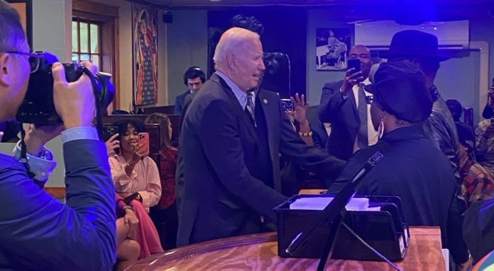 joe-biden-visits-soul-food-restaurant-in-south-carolina-and-there-is-no-crowd-around-him-(video)