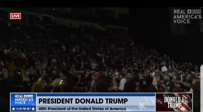 manchester,-new-hampshire-crowd-goes-wild-as-heckler-tossed-from-trump-rally-(video)