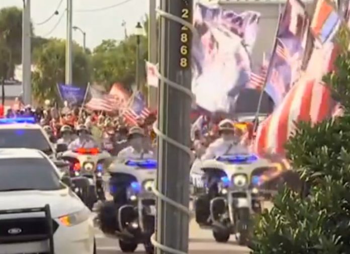 hundreds-line-the-streets-in-fort-pierce,-florida-to-cheer-president-trump-on-his-way-to-court-in-jack-smith-lawfare-hearing