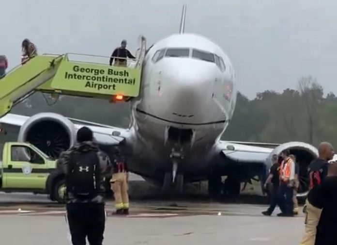 simply-in:-united-airlines-boeing-737-max-8-suffers-gear-failure,-crashes-off-runway